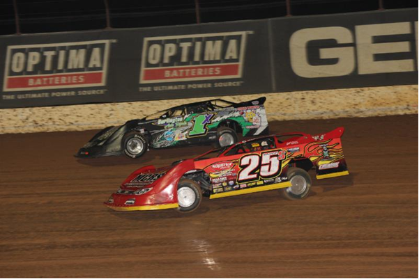 Chris Smyser (25) outdueled Aaron Marrant (1) for the featured ALPS Food Store ULMA Late Model victory Thursday night at Lucas Oil Speedway. (Chris Bork photo)